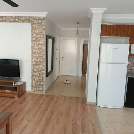 Apartman Havuz Olanagi Sunan Huzurlu Guzel Bir Site Antalya