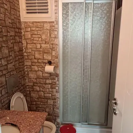 Apartman Havuz Olanagi Sunan Huzurlu Guzel Bir Site *
