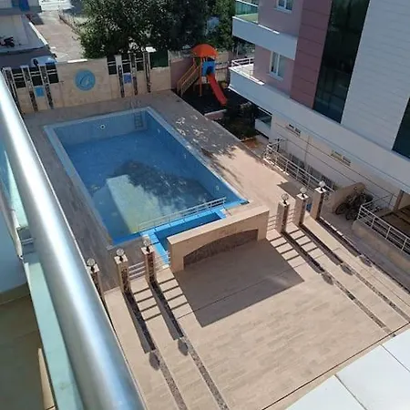 Apartman Havuz Olanagi Sunan Huzurlu Guzel Bir Site