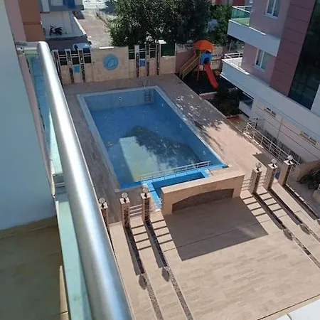 Havuz Olanagi Sunan Huzurlu Guzel Bir Site *